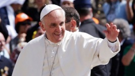 L'annonce de la prochaine visite du pape à Cuba ( c'est la troisième visite Consécutive d'un pape) est un événement notable et bénéfique pour l'île , 