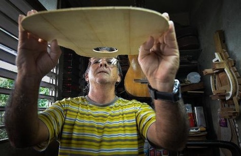 Luthiers à Cuba : peu de moyens, mais beaucoup de passion